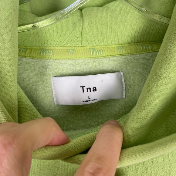 Aritzia TNA Perfect Hoodie Cropped - Picture 4 of 6